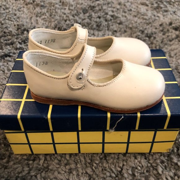 Girls Amilio Bone Leather Button Flats - Picture 2 of 4